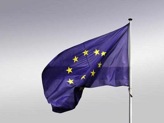 EU Fahne grauer Hintergrund