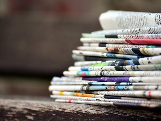 Zeitungen zusammen gefalltet Zeitungen zusammen gefalltet