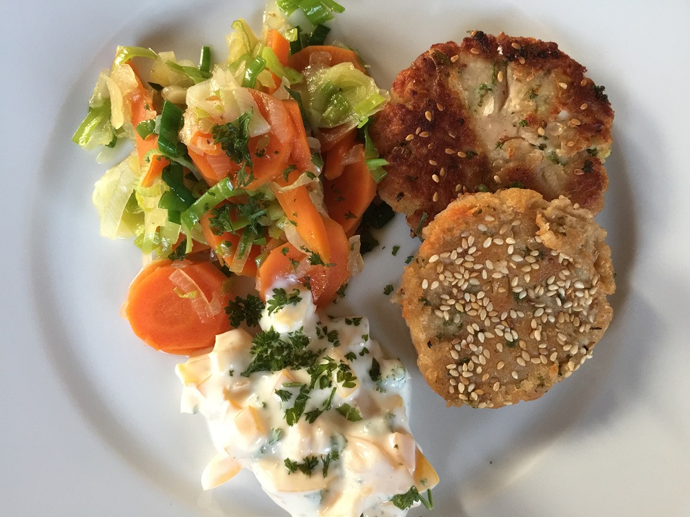 Bohnenbratlinge an Fruehlingsgemuese mit Paprikaquark